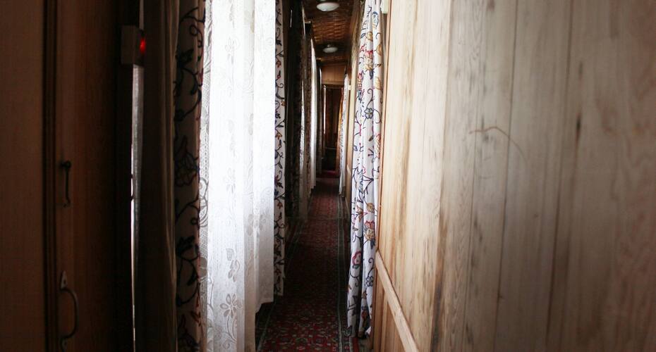 Lancashire House Boat, Srinagar 5
